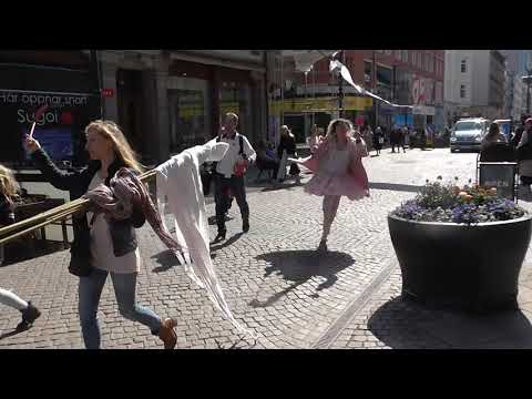 Född Fri Malmö – På väg till Gustav Adolfs torg med poliseskort