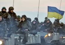Uppgifter: Ukraina nyttjar mänskliga sköldar ukraina stridsvagnar USA och Storbritannien folkets revolution mänskliga sköldar krigsbrott under 2017 Global Research TV ukrainska militärer
