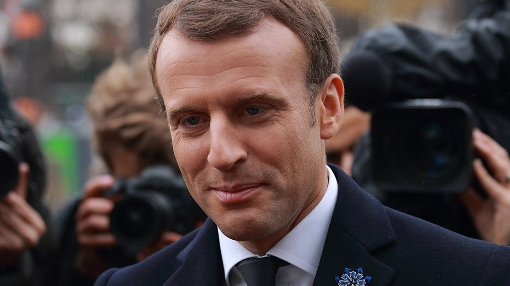utegångsförbud göra livet svårt Macron