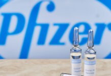 Kvinnas cancerceller visade positivt test för spikprotein från Pfizers covidvaccin vaccinjätten Geoffrey Young av biverkningar Pfizers styrelsemedlem Pfizerchefen Pfizer-skandalen information kring covidvaccin DNA-kontaminering Pfizer förvärvar läkemedelsföretag Pfizer ansvarig för skador Kansas stämmer Pfizer Kvinnas cancerceller