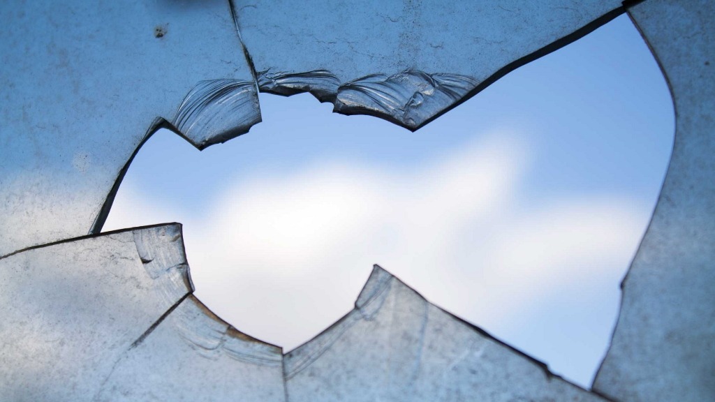 Kasta sten i glashus land går sönder