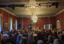 Konspirationsteoretiker och hemliga agenter i Eksjö i Eksjö vakna i Varberg