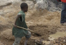 Så här använder storföretag hjälporganisationer för att suga ut Afrika och andra regioner suga ut Afrika