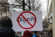 Oligarkfamiljen stärker sitt inflytande – ”sjätte generationen Wallenberg” tar plats i bolagsstyrelser begränsar mänskliga rättigheter Oligarkfamiljen