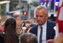 Robert Kennedy Jr. avslöjar Anthony Fauci för att ha begravt barn som dödats av hans olagliga medicinska experiment Robert Kennedy Jr. suspenderar Trumps kampanj stödet av Trump förgiftar bokstavligen våra barn Make America Healthy Again HHS-sekreteraren rapportering av vaccinbiverkningar spasmodisk dysfoni strategi mot mässling fritering i talg fågelinfluensavaccin hos fjäderfä säkrare modersmjölksersättning vaccinrelaterade skador FDA-anställda kostriktlinjer olagliga medicinska experiment ersättning vid vaccinskador organ från patienter ökningen av kroniska sjukdomar