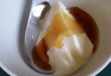 Studier visar att tillsats av honung i yoghurt kan förbättra din tarmhälsa honung i yoghurt