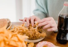 Ultraprocessad mat omprogrammerar hjärnan och driver överätande likt beroende, visar studie Kemikaliecocktails Inflammationsframkallande livsmedel kemikalier i ultraprocessade livsmedel omprogrammerar hjärnan nivå av ultraprocessad mat ökar risken för lungcancer