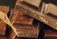 Mörk choklad och te sänker blodtrycket lika effektivt som medicin, visar studie choklad och te