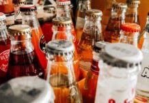 Tror du att glasflaskor innehåller mindre mikroplast än plastflaskor? Tänk om. glasflaskor innehåller mindre mikroplast