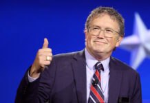 Kongressledamoten Thomas Massie introducerar lagförslag för att USA ska lämna NATO Kongressledamoten Thomas Massie