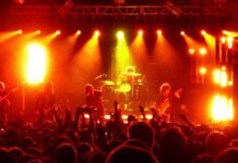 The Strokes visade CIA-kupper och attentat under sitt Coachella-framträdande Coachella-framträdande