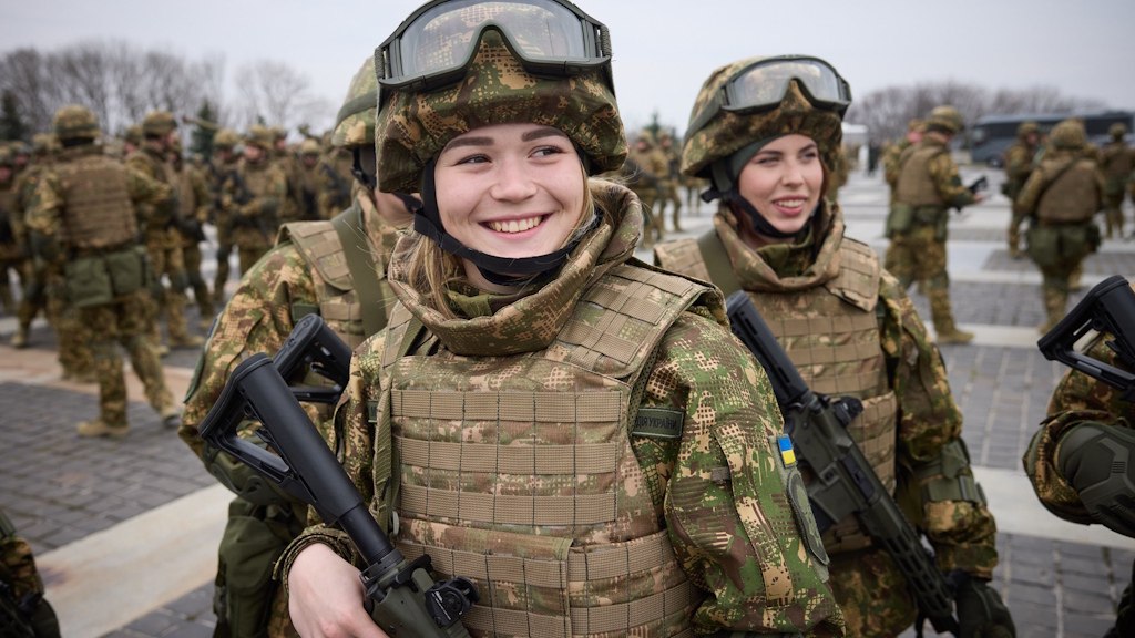 ukraina-militar-kvinna Ukrainas kvinnor till kriget