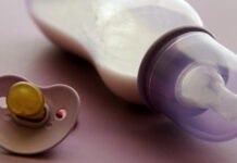 Spädbarn kan få i sig miljontals mikroplastpartiklar och spår av skadliga kemikalier via modersmjölksersättning och plastflaskor kemikalier via modersmjölksersättning